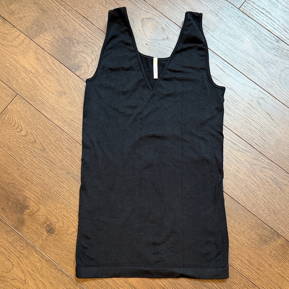 skinnytees Seamless Reversible Scoop to V-Neck Tank Black Missy C7-029